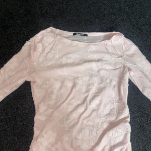 Ljusrosa blommig blus från Gina Tricot - Supersöt ljusrosa blus från Gina Tricot med blommigt mönster i samma ton. Knappt använd och i toppen skick 
