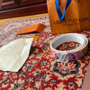 Lyxigt shiny bälte ✨ - LOU1S VU1TT0N bälte shiny/prism ✨ Aldrig använt helt ny. Skriv privat för mer info.