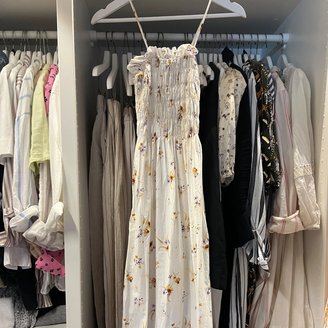 Vit blommig långklänning från H&M