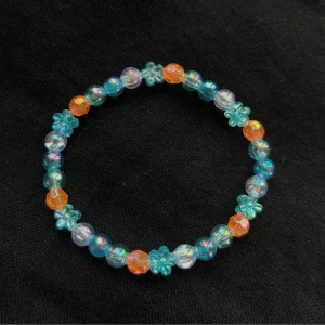 Armband - ARMBAND, 40:- 🪸💙🦋🦕  Omkretsen på min handled: 16 cm Omkrets på armband: 16,5 cm (passar mig)