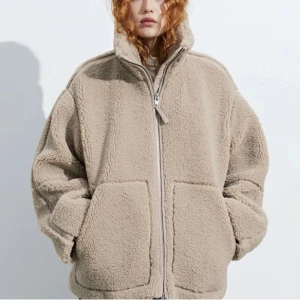 Teddyjacka H&M  - Slutsåld beige teddyjacka, säljs då den tyvärr inte kommer till användning! Hade även kunnat tänka mig att byta mot en likadan jacka i svart💓🩷