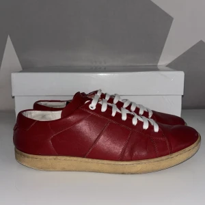 Saint Laurent skor - Skit feta saint Laurent skor. Skicket är okej, sulorna har slitits lite men inget man tänker på. Dom är allmänt använda. Endast skorna ingår.Modell: SL/03. Dom är unika då dom inte går att köpa helt nya. Vårat pris endast 1299 priset kan alltid diskuteras 🤝storlek 41 passar 41-42