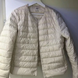 Uniqlo tunnjacka - Säljer denna Uniqlo jacka i beige! Nyskick! 🤍 (LÅNADE BILDER)