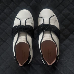 Kate Spade sneakers  - Säljer mina skor från Kate Spade då dom nu är för små! Andvänt dom max fem gånger därför dom ser ut som nya☺️🤍Priset går att diskutera!!