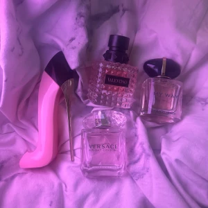 parfymer  - säljer 4 av mina parfymer eftersom inget kommer till användning! på bilderna ser ni hur mycket som finns kvar ur flaskorna. allt har mer än 3/4 kvar förutom versace som har lite mer än hälften! carolina herrera parfymen gick tyvärr inte att visa hur mycket dom fanns kvar men kan lova det är åtminstone 3/4 där oxå om inte mer! 💕💕allt är också i 30ml! säljer alla 4 för priset!