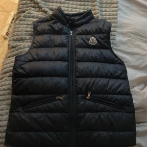 Moncler väst - Mörkblå moncler väst passar mig som storlek s men är 164/172 i storlek. Äkta. 