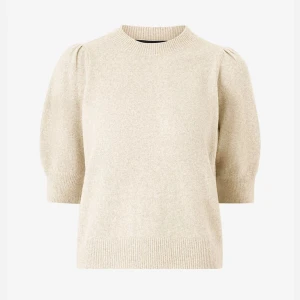 stickad tröja från vero Moda - Mysig stickad tröja från vero Moda. Inte använd så mycket och därav inga slitningar. Skulle säga att min är lite ljusare än på bilden men hör av er för egna bilder.☺️ 