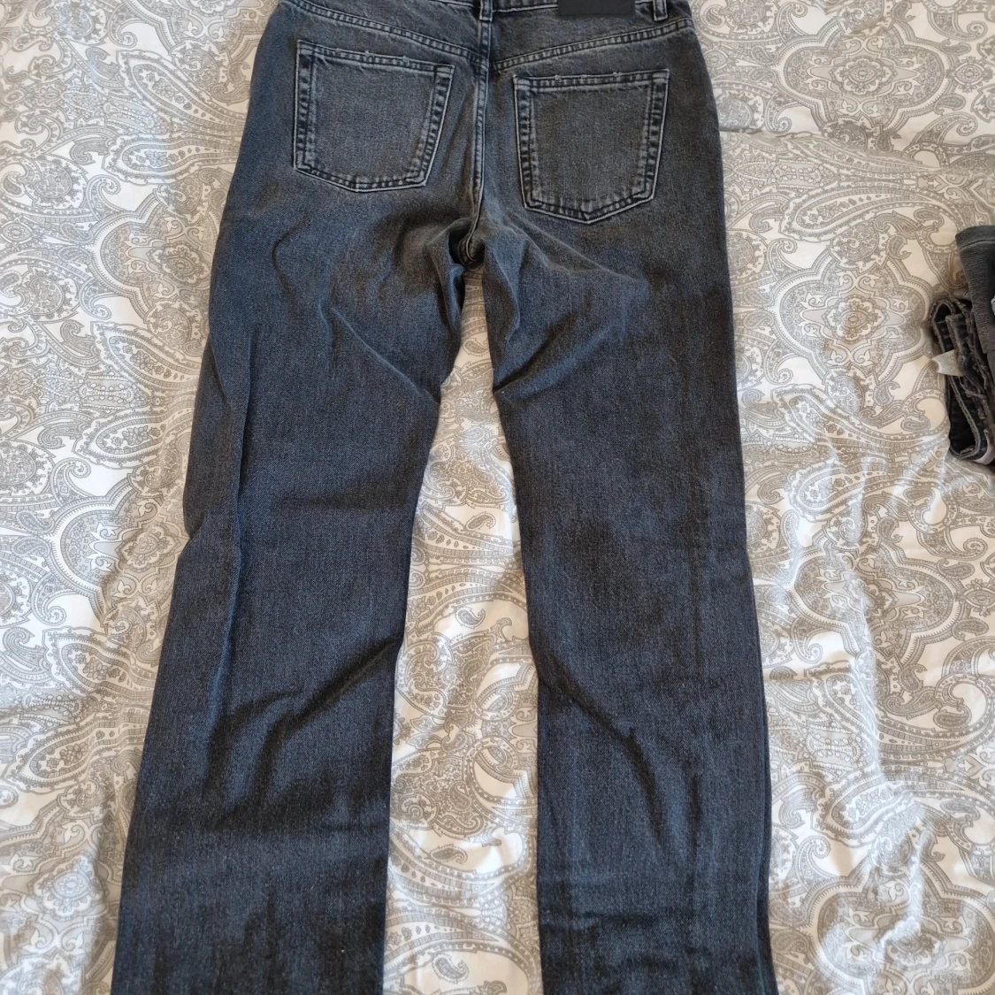Grå jeans straight fit från Zara - 2