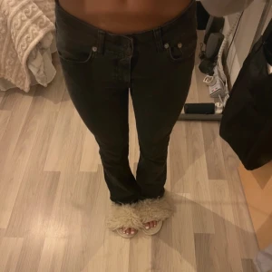 Lågmidjade bootcut jeans  - Säljer dessa Lågmidjade jeans (lånad bild)