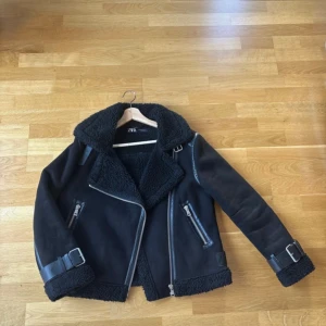 Vinterjacka / Teddyjacka Zara  - Super varm och snygg vinterjacka från Zara. Fusk päls inuti och fusk mocka utanpå. Väldigt fint material. Inga fläckar!🖤  (Liten skada vid armen, de på bild 3)