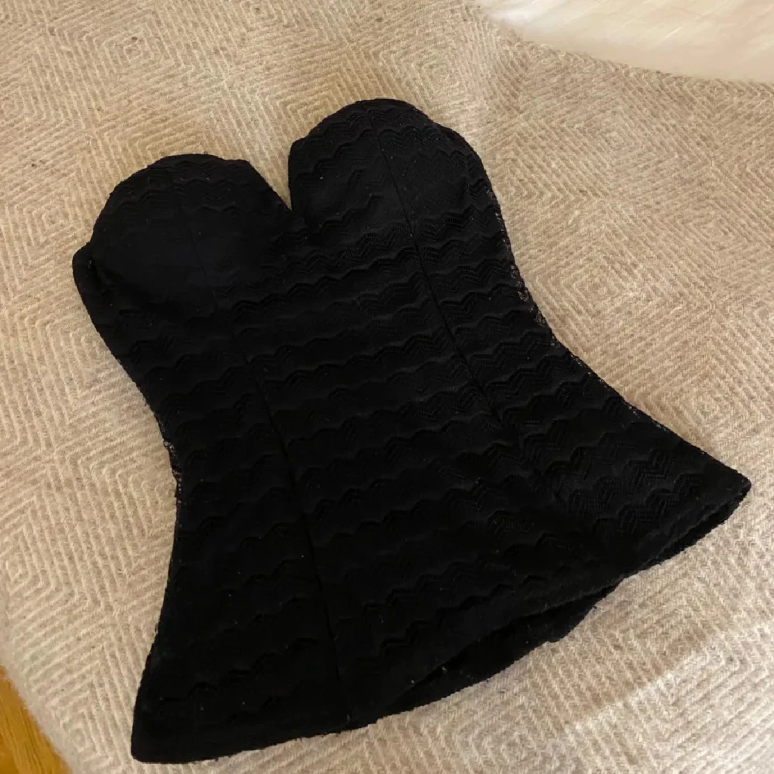 Svart bandeau tubtopp med vågig struktur - 2