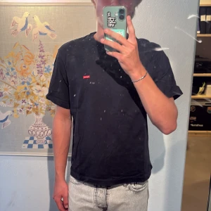 MörkblåSupreme t-shirt med box logo - Supreme t-shirt i svart med klassisk röd box logo broderad på bröstet. Cool t Shirt som är i princip ny, endast använd ett fåtal gånger. strl M