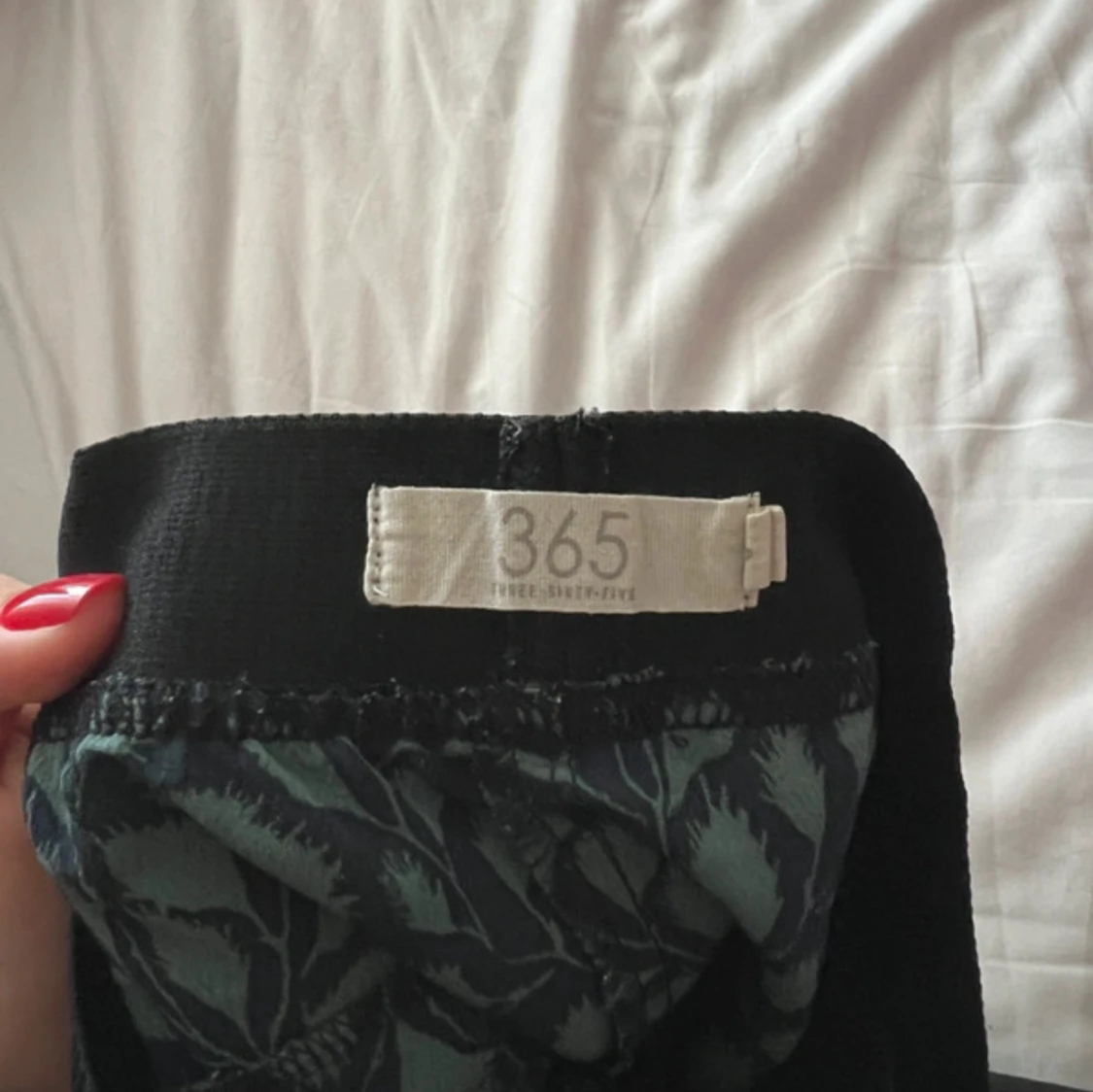 Mörkgröna mönstrade byxor från 365 - 1