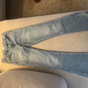 Bootcut jeans från Ginatricot  - Säljer dessa bootcut jeans från Ginatricot i storlek 146. Använda men fint skick, är för små för mig därför jag säljer. 