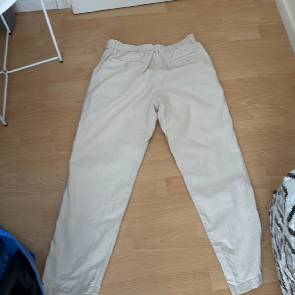 Beige linnebyxor  från Uniqlo, storlek M - 2