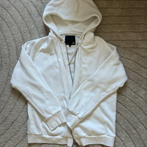 Vit zip hoodie  - Superskön vit hoodie med dragkedja. Enkel och stilren modell som passar till allt perfekt som basplagg både till vardags och mys! 🤍 Jag säljer den eftersom jag inte använder den längre.