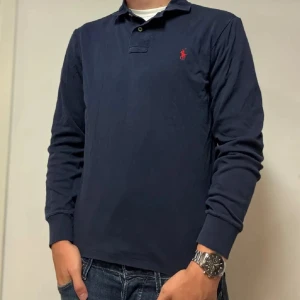 Polo Ralph Lauren Långärmad Pike | M - Säljer en sjukt fet Ralph Lauren pike | Nypriset ligger på ~ 1600kr, mitt pris, 399kr | Storlek M, slim fit | Jag på bilden är 181,71kg | Skriv vid intresse ! 💫😉