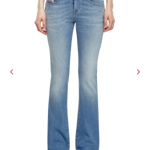 Blå jeans från Diesel - Snygga ljusblå jeans från Diesel. Säljer mina diesel jeans då dem inte kommer till användning. Jeansen är knappt använda o säljs därav att dem inte kommer till användning nypris ligger på 1800kr. Pris kan diskuteras🌸🌸❤️