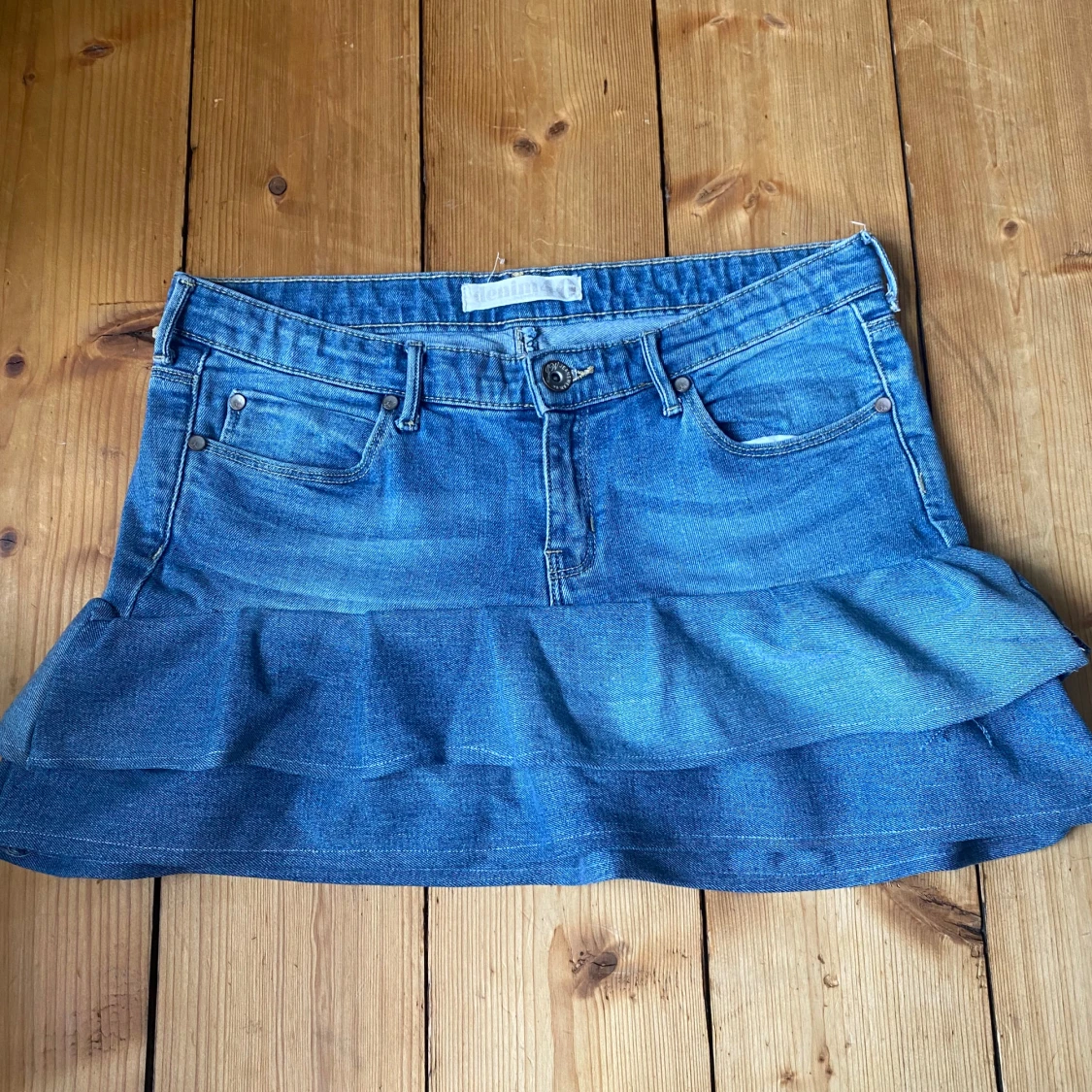 Blå jeanskjol med volang från Lindex