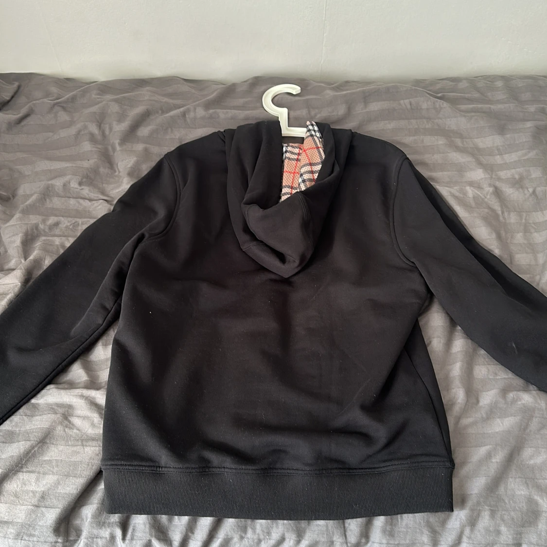 Svart Burberry zip hoodie perfekt för höst och vinter - 1