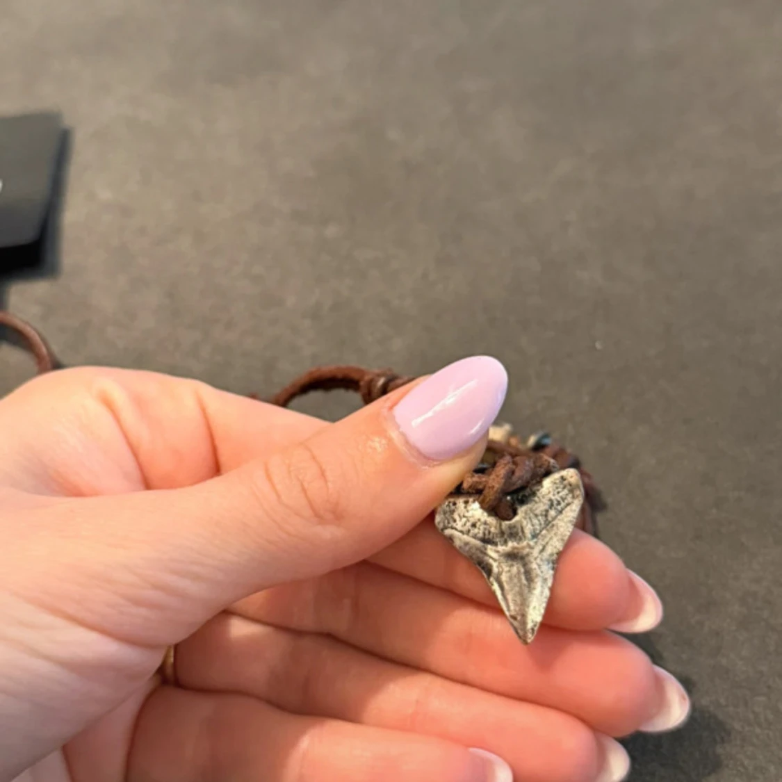 Halsband med hajtand och bruna detaljer - 3