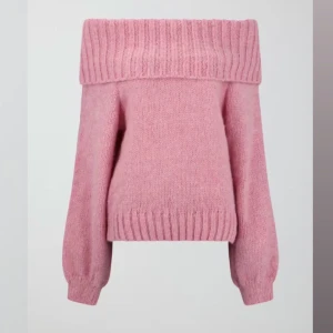 Rosa offshoulder stickad tröja Gina Tricot - Superfin stickad tröja från Gina Tricot i ljusrosa. Färgen är som första och sista bilden. Köpt för något år sedan men har endast används en gång därav väldigt bra skick💕Nypris 399 kr