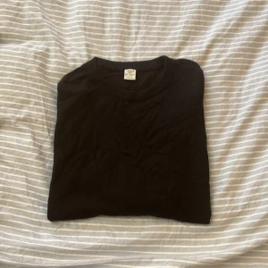 Svart stickad tröja - Den har storlek s-m jag köpte den när jag hade s i storlek och passade även när jag hade M. En svart långärmad tröja från lindex i mjuk bomull. Skick 9/10 jag har använt den men den har inga hål eller slitningar 