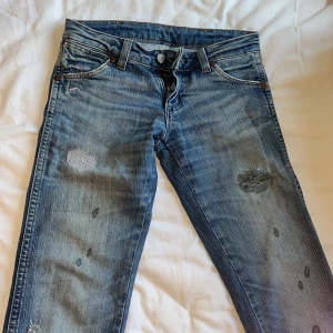 lågmidjade bootcut jeans - snygga lågmidjade wrangler jeans med slitningar, säljer pga att dom är försmå så jag har tyvärr ingen bild med dom på 💞
