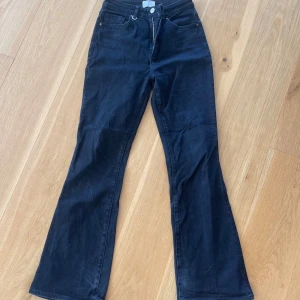 Neuw bootcut jeans - Bootcut jeans från NEUW, storlek 27. Hög midja 