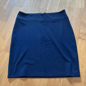 Marinblå kortkjol från Cubus - Säljer nu denna superfina kjol från Cubus då den inte kommer till användning!🩵Använd ett fåtal gånger så den är i fint skick!🩵 Önskas fler bilder eller om man har några frågor så är de bara att höra av sig!🩵