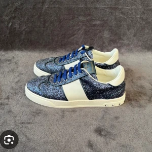 Valentino flycrew sneakers - Säljer mina flycrews då ja inte använder dom, storlek 38!! Dom är i väldigt bra skick och alla nitar sitter kvar💙