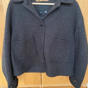 Stilren kappa - Jättefin svart kappa, perfekt till hösten. I bra skick. Storlek L, men passar även M bra.