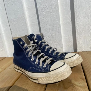 Blå Converse Chuck  - Converse Chuck Taylor All Star 70 high tops i marinblå canvas. Sparsamt använda!