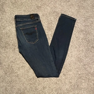 Replay jeans 29/32 - Snygga mörkblå skinny/slim jeans från Replay, modell Luz. Klassisk design med Replay-logga på bakfickan och svarta sömmar | Storlek: W29/L32 | Nypris: ca 1000kr | Perfekta jeans nu till hösten och skolstarten!🍁☀️Kom gärna med prisförslag! 