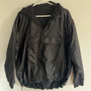 Svart vindjacka från Moncler - Svart Anorak från moncler, skön för kallare och regniga dagar. Skön passform fodrad inuti. Se sista bilderna för med jackan på.