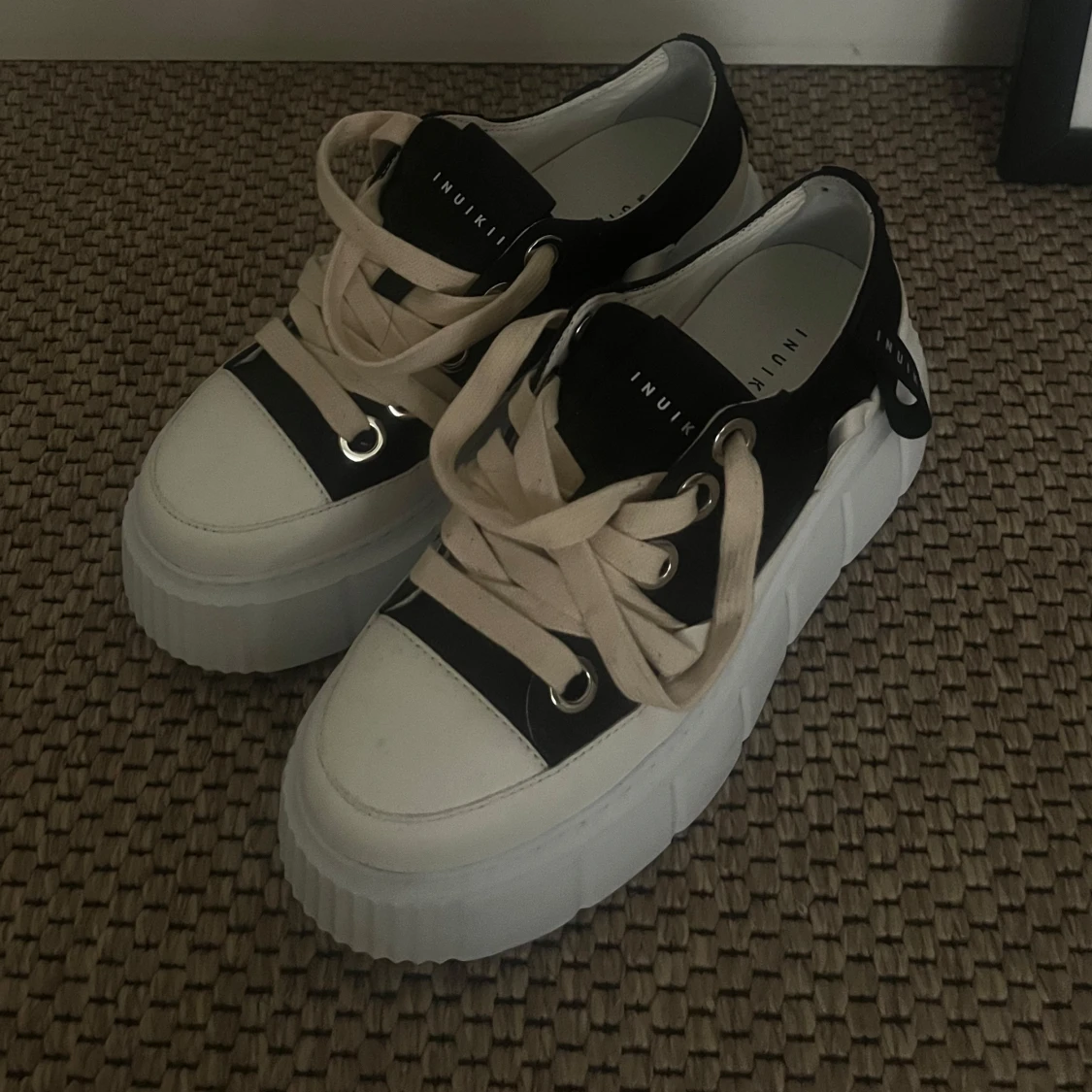 Svarta och vita platåsneakers från Inuikii - 3