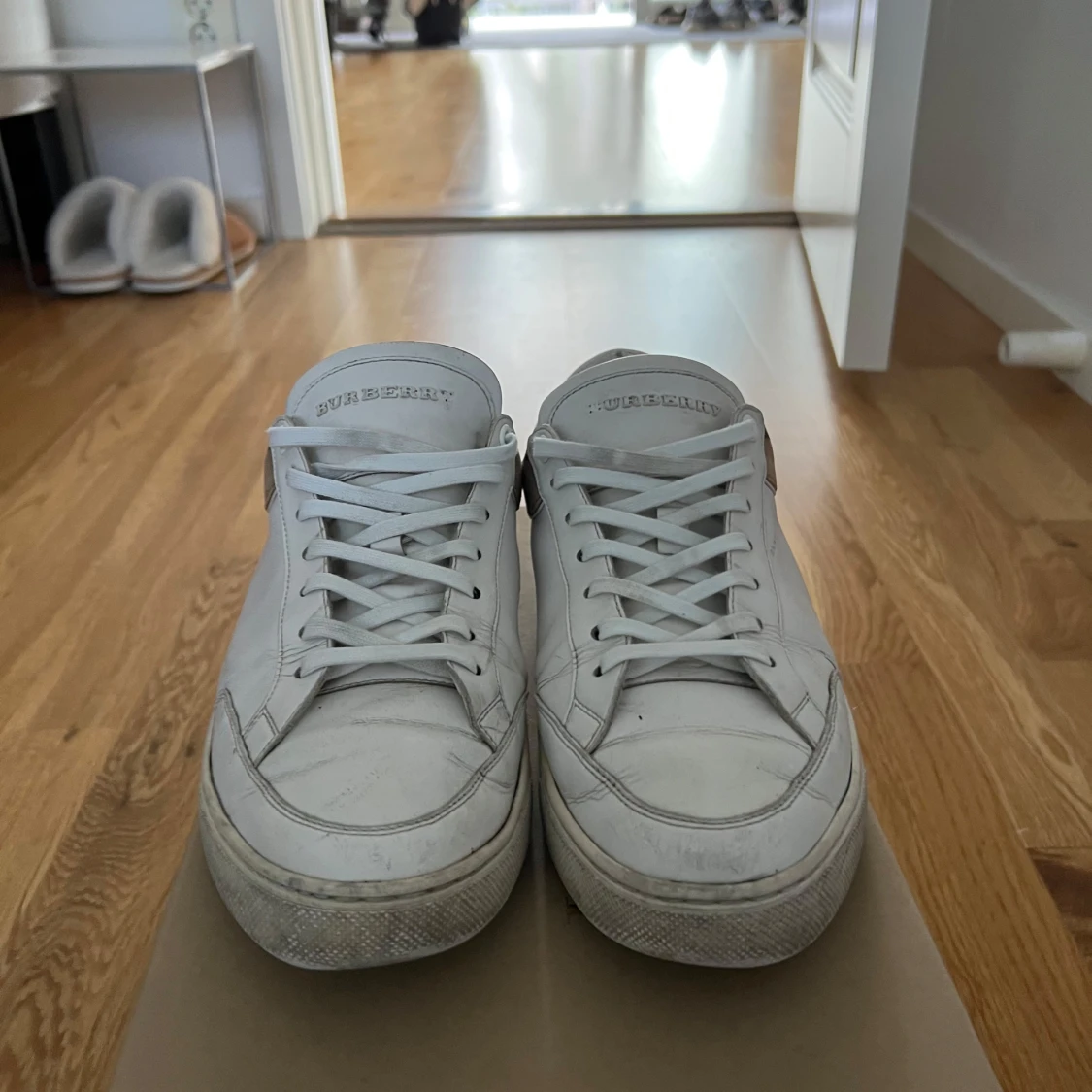 Burberry vita sneakers med rutig detalj - 2