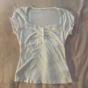 Gullig topp - Supersöt vit topp med knappar framtill