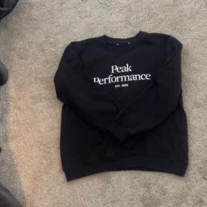 Svart sweatshirt från Peak Performance - Säljer en nästan en helt ny Svart sweatshirt från Peak Performance pris kan diskuteras 
