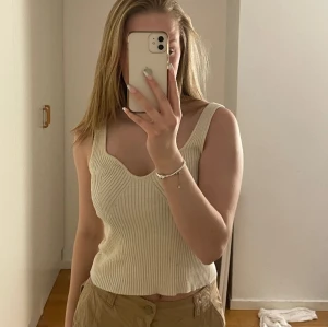 linne från gina  - gulligt linne från gina, använd men i gott skick, säljer pga att den inte faller i smaken längre.