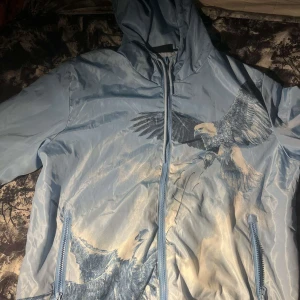 Trapstar windbreaker  - En ljus blå trapstar windbreaker med fågel tryck helt ny aldrig använd i storlek L. Pris kan diskuteras och skriv om du har några frågor. 