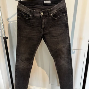 Svarta slim jeans från Tiger of Sweden - Riktigt schysta slimjeans från Tiger. Strl 31/34 i modellen Evolve.