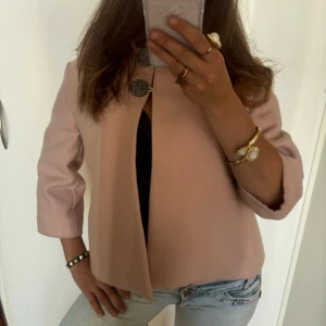 Trekvartsärmad rosa Maje kappa - Så söt Trekvartsärmad rosa kappa från Maje! Jag är 168 och det är mina bilder, köp via köp nu direkt eller Swish, kvar tills markerad som såld 💖 står ej storlek men passar som M