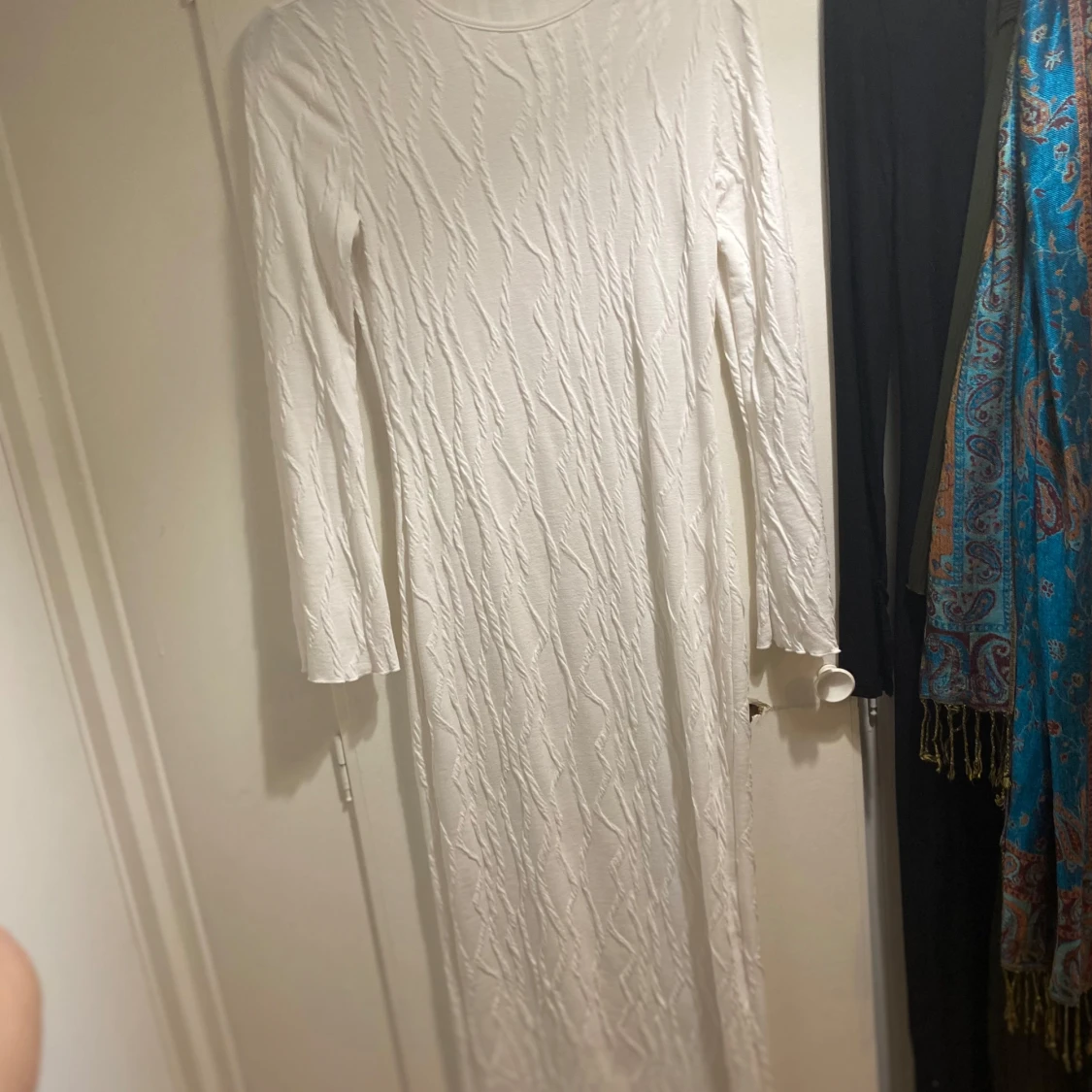 Vit långärmad långklänning storlek L men passar S  - 1