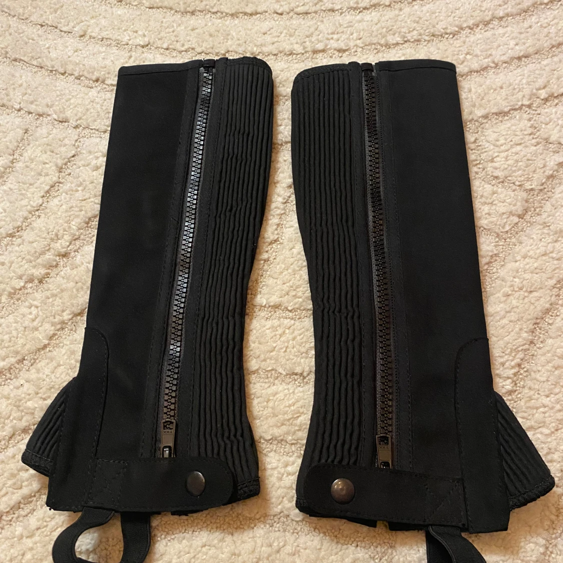 Svarta ridstövelskydd