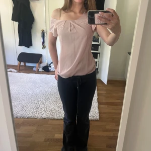 Rosa blus med knyt i ryggen - Söt rosa blus med korta ärmar och knyt i ryggen. Är i nyskick utan några defekter eller liknande.🥰🥰