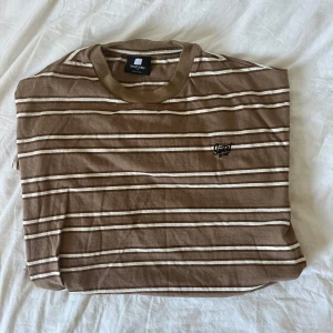 Brun och vit randig t-shirt Sweet Sk8bs - Snygg t-shirt från Sweet Sk8bs i brun och vit med horisontella ränder. Aldrig använt, som ny - Storlek XS