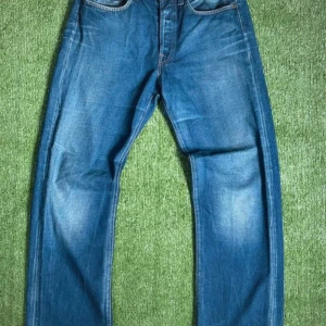 Replay Blue Jeans -  👖 Replay Blue Jeans W33 L32 Klassiska raka jeans från Replay i tidlös blå tvätt. Tillverkade i högkvalitativ denim med naturliga slitningar framtill och ikonisk läderpatch bak. Perfekt passform och hållbar stil som funkar både till vardag, streetwear och en mer casual look. 📦 Info Box 	•	Märke: Replay 	•	Modell: Straight fit 	•	Storlek: W33 L32 	•	Färg: Blå denim 	•	Skick: Mycket bra