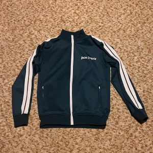 Mörkgrön angels kofta - Säljer min mörkgröna palmm angels jacka eftersom den inte passar mig längre. Kan gå ner i pris vid snabb affär. Kom privat vid fler frågor 