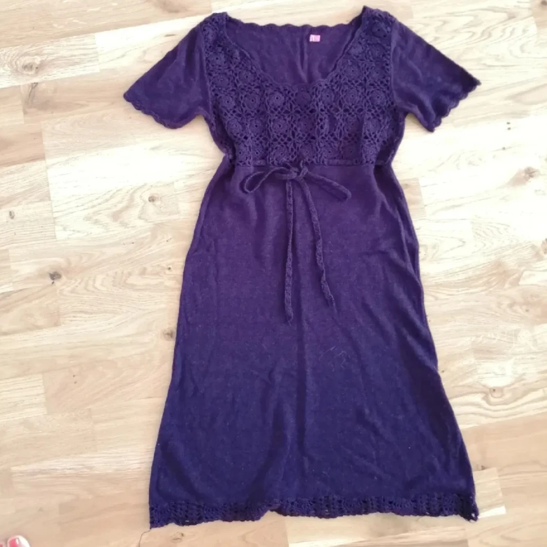 Lila kortklänning med broderi och knyt